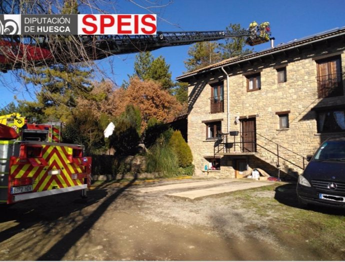 Controlado un incendio de una chimenea en una vivienda de tres plantas en Ibort (Huesca).