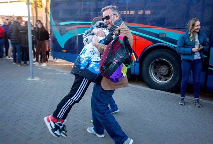 Llega un bus con 56 niños ucranianos que pasarán las fiestas con familias valencianas