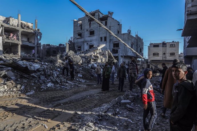 15 December 2023, Palestinian Territories, Rafah: Palestinians inspect damages after an Israeli air strike on a house belonging to the Al-Arja family in the city of Rafah in the southern Gaza Strip. Photo: Abed Rahim Khatib/dpa