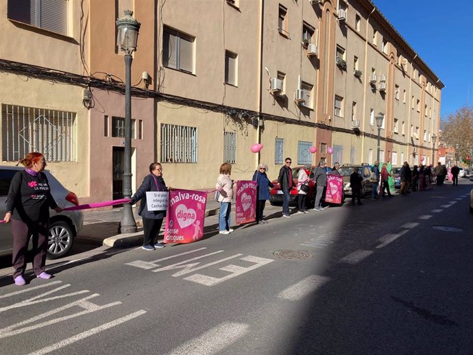 Una cadena humana en la Malva-rosa, en València, reclama un plan para las Casitas Rosas que acabe con el mercado de la droga