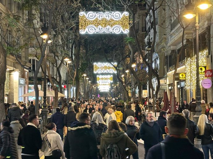 Aglomeración de personas en la calle San Vicente de València