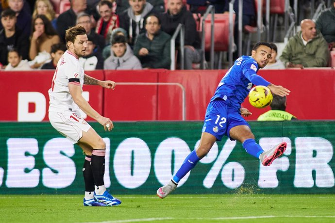 Mason Greenwood of Getafe CF in action during the Spanish league, LaLiga EA Sports, football match played between Sevilla FC and Getafe CF at Ramon Sanchez-Pizjuan stadium on December 16, 2023, in Sevilla, Spain.