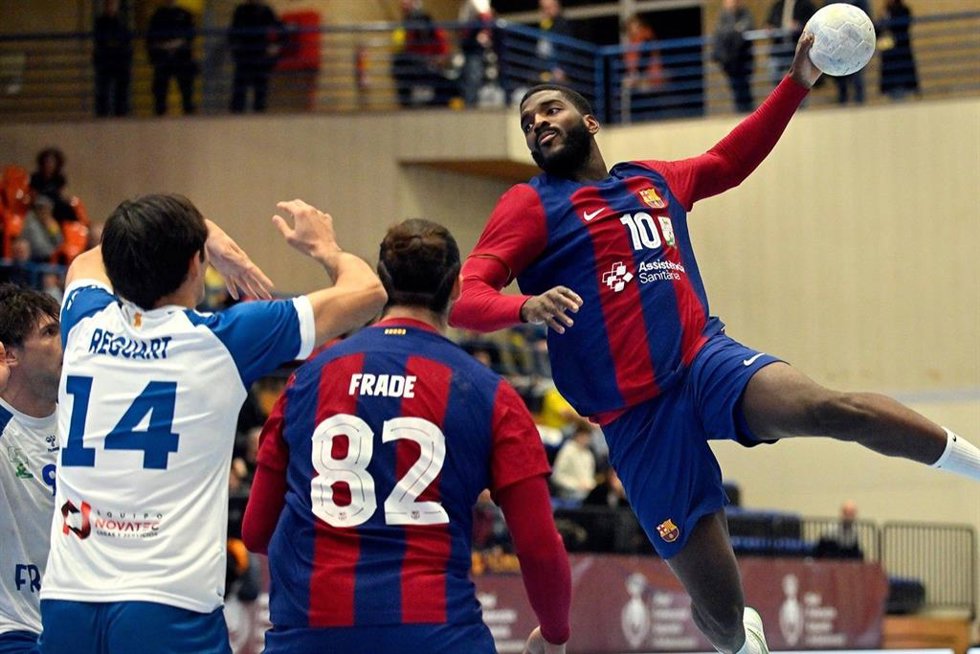 Dika Mem, durante un partido con el Bara.