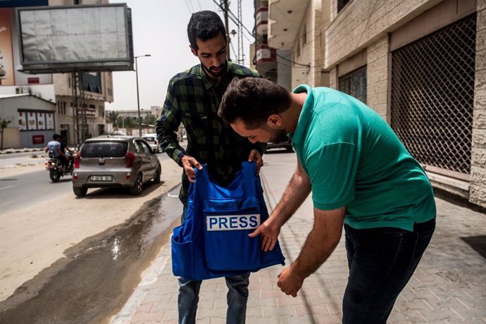 Archivo - May 11, 2018, Gaza, Palestine, Israel: Journalists and fixers swap bulletproof vests to cover rallies marking the 70th anniversary of the Nakba (Day of Catastrophe), which marks the displacement that preceded and followed the 1948 Israeli Declar