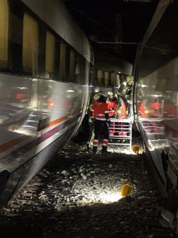 Evacuados los pasajeros tras un choque de dos trenes en los túneles de El Chorro, en Álora