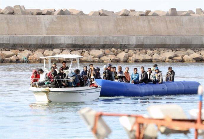 Archivo - Migrantes rescatados llegan a Libia.