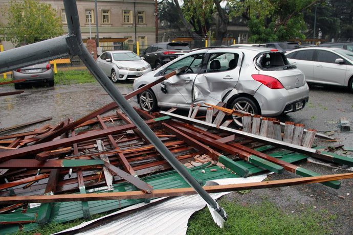 Archivo - April 29, 2018 - Buenos Aires, Buenos Aires, Argentina - A strong storm caused severe damage in several areas of the city of Buenos Aires. Strong winds caused blasting of roofs, fall of trees and power poles. One area affected by the winds was