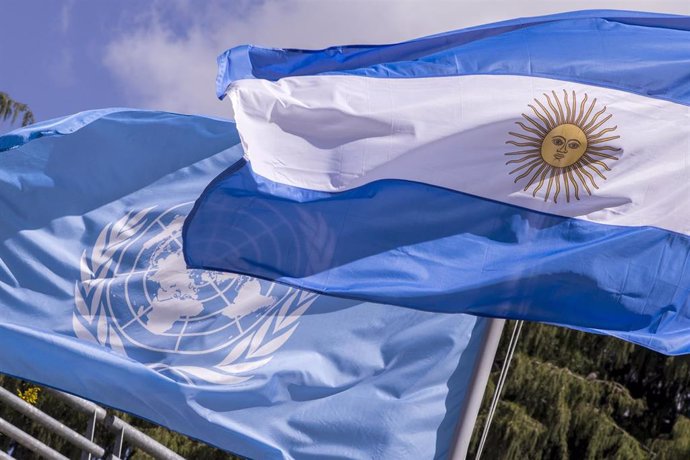 Archivo - Banderas de Naciones Unidas y de Argentina.