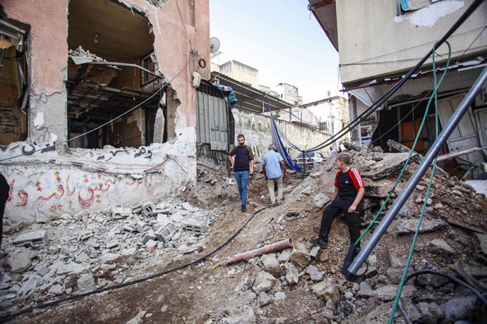 Archivo - October 20, 2023, Tulkarm, West bank, Palestine: People look at destruction after an Israeli army raid on a Palestinian refugee camp, Nur Shams, in the West Bank. Israeli army forces withdrew from Nour Shams camp after an incursion that lasted