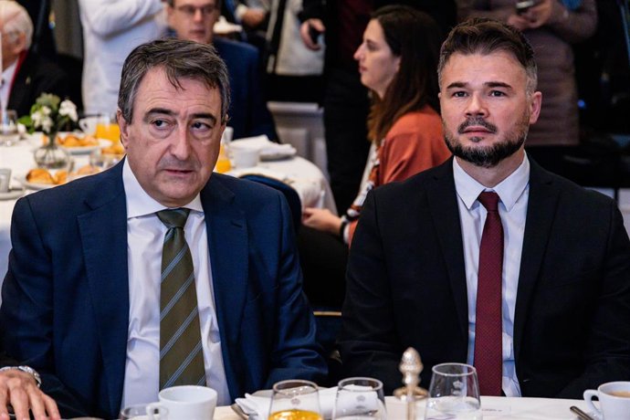 Archivo - El portavoz del PNV en el Congreso, Aitor Esteban (i) y el portavoz de ERC en el Congreso, Gabriel Rufián.