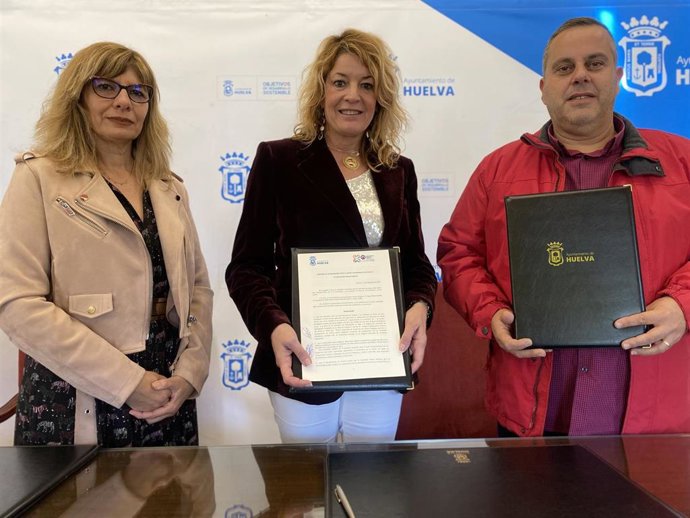 La alcaldesa de Huelva, Pilar Miranda, y Diego Gómez, de Huelva Diabetes, muestran la renovación del convenio de colaboración.