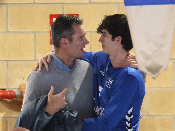 Iñaki Urdangarin junto a su hijo, Pablo Urdangarin, durante el partido de semifinales de la Copa de España de Balonmano entre el Bara y el Frainkin BM. Granollers, a 16 de diciembre de 2023 en Irún (Guipúzcoa, País Vasco, España).
