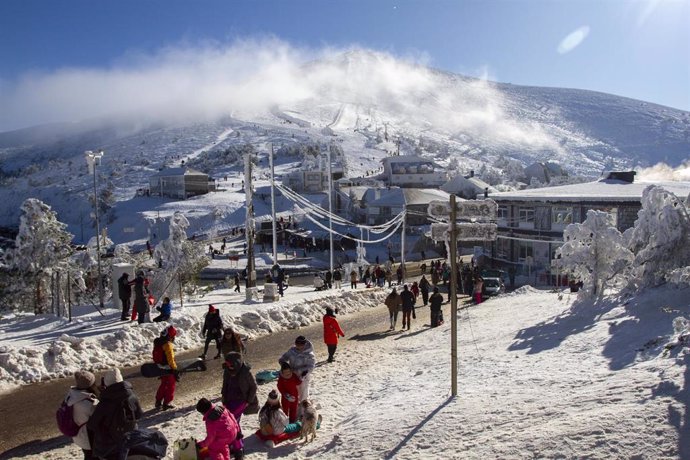 Archivo - Varias personas disfrutan de la nieve en la estación de esquí de Puerto de Navacerrada, a 29 de enero de 2023, en Sierra de Guadarrama, Madrid (España). 