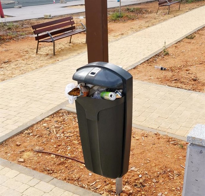 Imagen de una papelera en el Cabezo del Conquero.