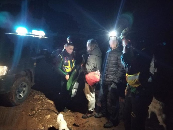 Agentes de la Guardia Civil con las personas que se habían desorientado en la Sierra de Alaiz.