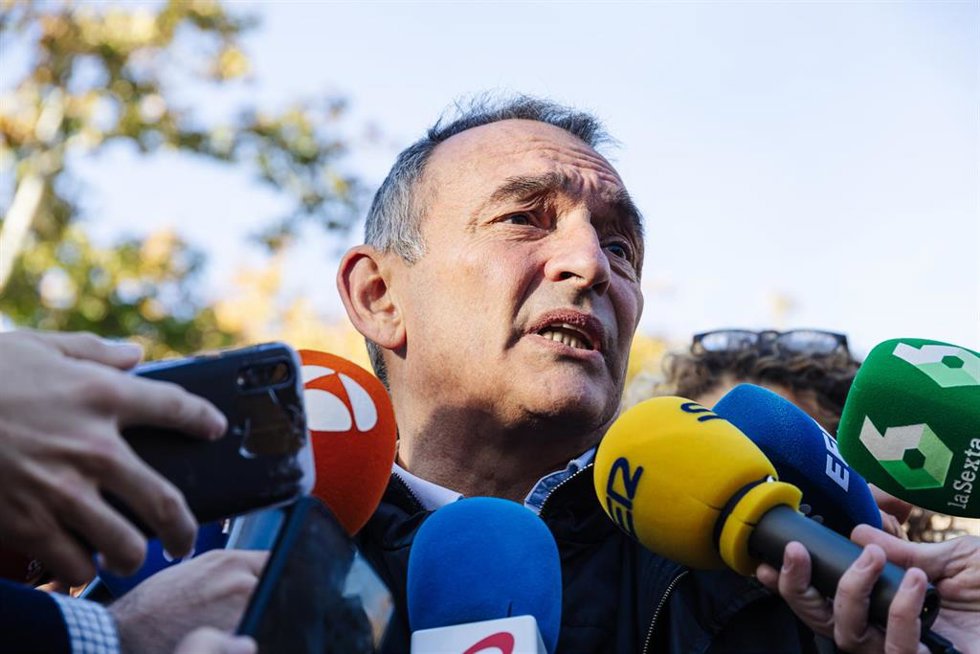 El portavoz parlamentario de Izquierda Unida y diputado de Sumar, Enrique Santiago, ofrece declaraciones a los medios,  frente a la entrada principal del Tribunal Supremo, a 24 de noviembre de 2023, en Madrid (España).