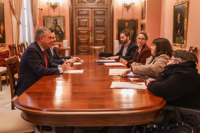 El Alcalde De Sevilla, José Luis Sanz, Se Ha Reunido Este Domingo Con Representantes De La Junta Directiva De La Asociación Eliminando Barreras En El Ayuntamiento Hispalense.