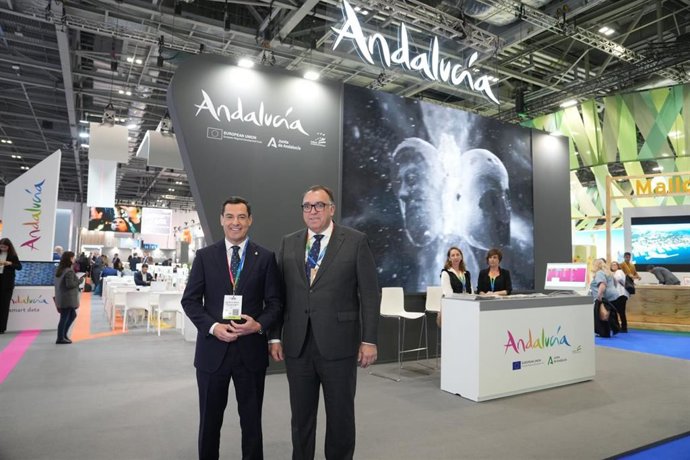 Archivo - El presidente de la Junta de Andalucía, Juanma Moreno, y el consejero de Turismo, Cultura y Deporte, Arturo Bernal, en la World Travel Market (WTM) de Londres 2023. (Foto de archivo).
