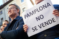 Miles de personas se concentran en Pamplona contra la moción de censura en el Ayuntamiento