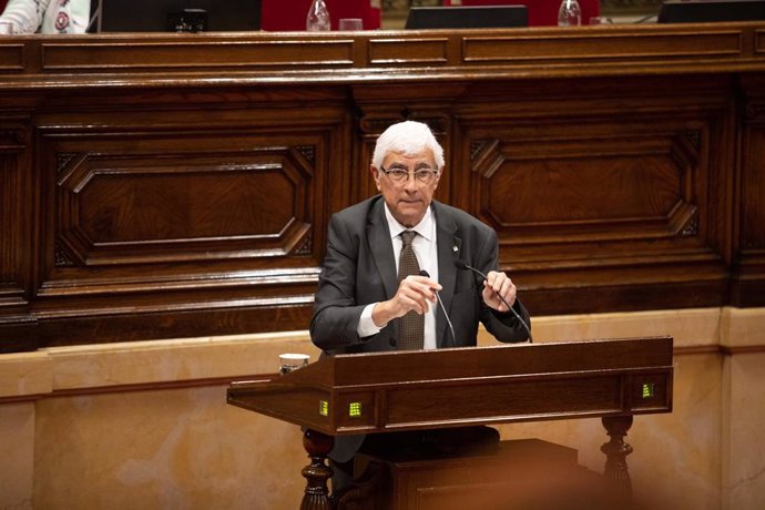 Archivo - El conseller de Salud, Manel Balcells, interviene durante una sesión plenaria en el Parlament.