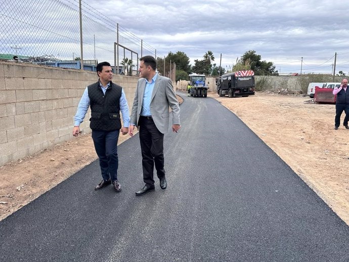 El director general del Agua, José Sandoval, junto al alcalde de San Javier, José Miguel Luengo, en su visita a las obras del camino rural.