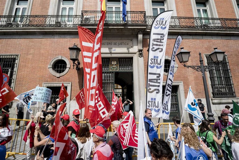 Archivo - Funcionarios de Justicia reclaman desde abril una subida salarial de hasta unos 430 euros al mes, en línea con la que consiguieron los Letrados de la Administración de Justicia (LAJ). 