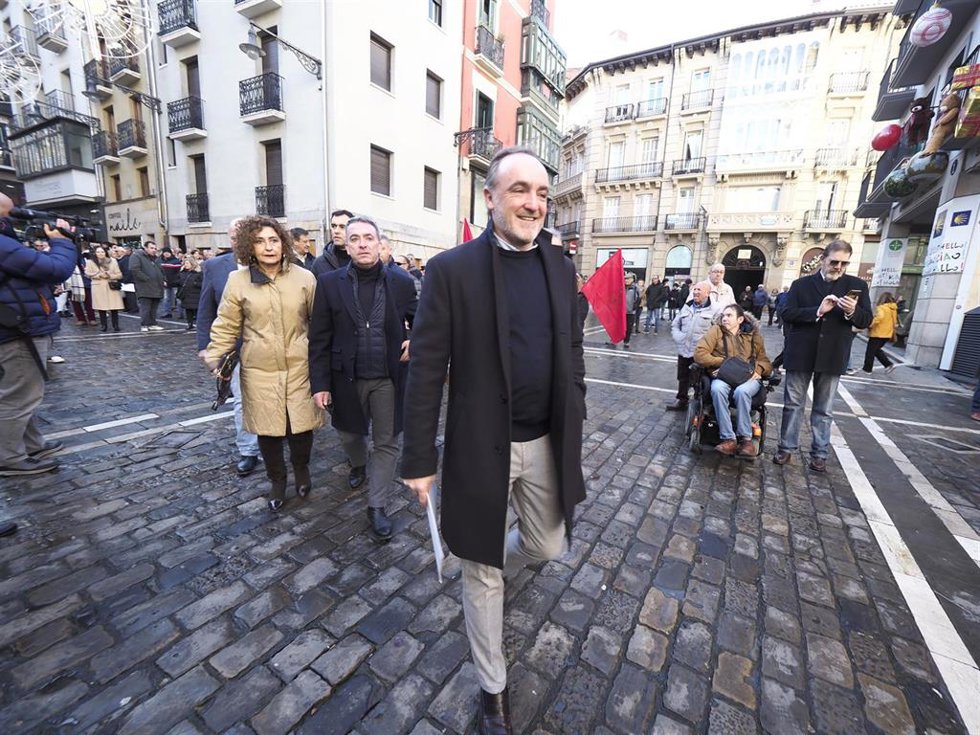 El presidente de UPN, Javier Esparza, llega a la concentración contra la moción de censura en Pamplona.