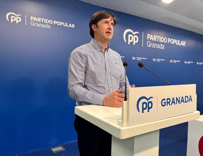 El vicesecretario de Política Municipal del Partido Popular de Granada, Antonio Narváez, ha destacado el cumplimiento y compromiso del presidente de la Diputación, Francis Rodríguez, con la provincia de Granada