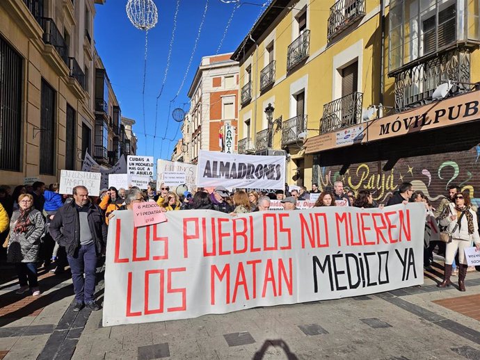 La comarca de Sigüenza pide médicos "por derecho, no por capricho" por las calles de Guadalajara
