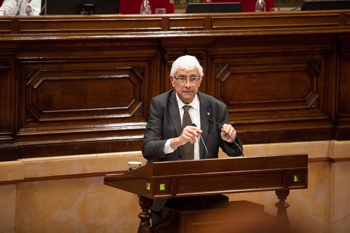 Archivo - El conseller de Salut, Manel Balcells, intervé durant una sessió plenria al Parlament
