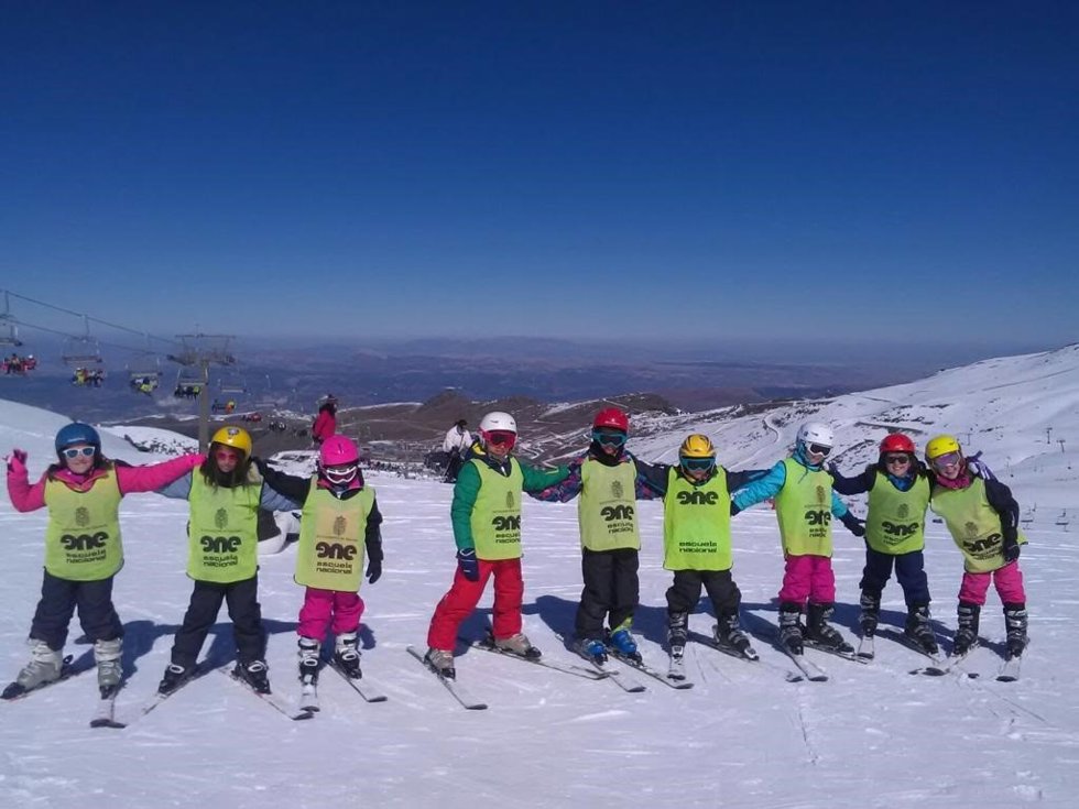 El Ayuntamiento pone a disposición de los granadinos 5.700 plazas para la práctica del esquí en Sierra Nevada.