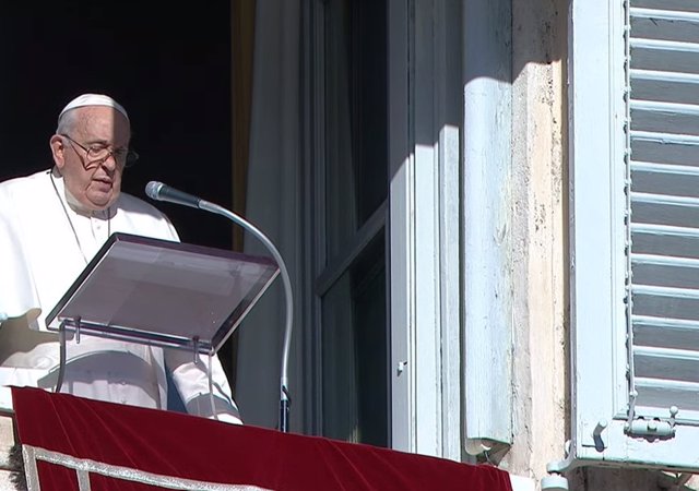 El Papa Francisco reza el Ángelus en la Plaza de San Pedro de El Vaticano, el 17 de diciembre de 2023