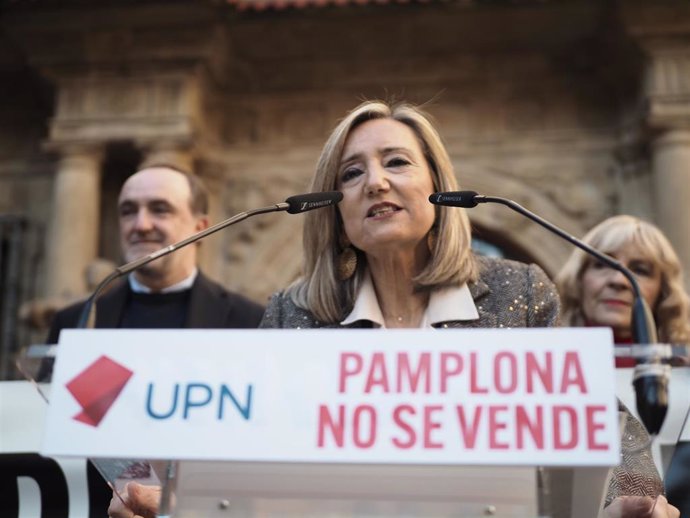 La alcaldesa de Pamplona, Cristina Ibarrola, interviene en la concentración convocada por UPN contra la moción de censura en la capital navarra.