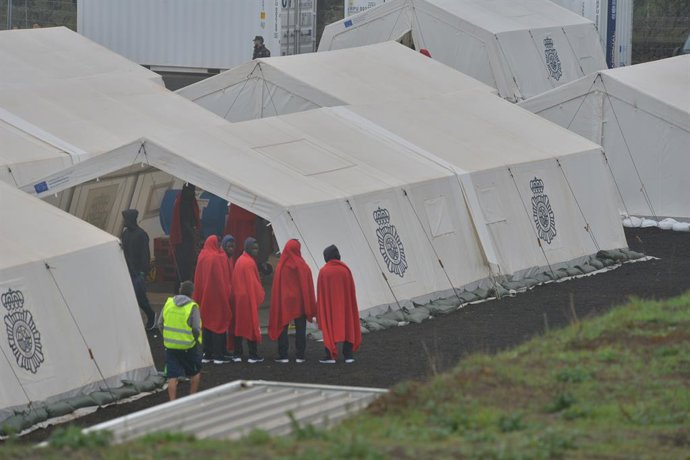 Varios migrantes en el Centro de Acogida Temporal de Extranjeros, a 27 de noviembre de 2023, en San Andrés, El Hierro, Islas Canarias (España). Entre la noche de ayer y la madrugada de hoy han sido rescatados en la isla de El Hierro 122 inmigrantes, que