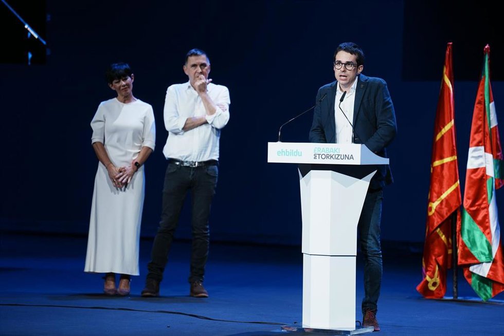 El candidato de EH Bildu a lehendakari, Pello Otxandiano, este domingo en Bilbao, junto a Arnaldo Otegi y Maddalen Iriarte