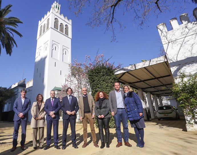 Archivo - Imagen de archivo de Antonio Muñoz como alcalde de Sevilla con el rector de la Universidad Pablo de Olavide (UPO), Francisco Oliva, para la cesión del Pabellón de Marruecos.