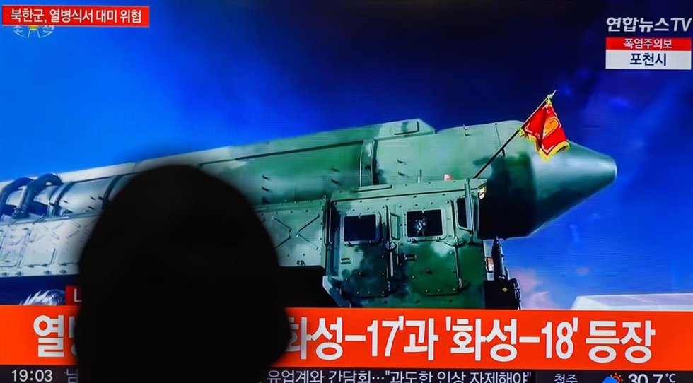 Archivo - Ciudadanos surcoreanos observan un desfile militar en Corea del Norte