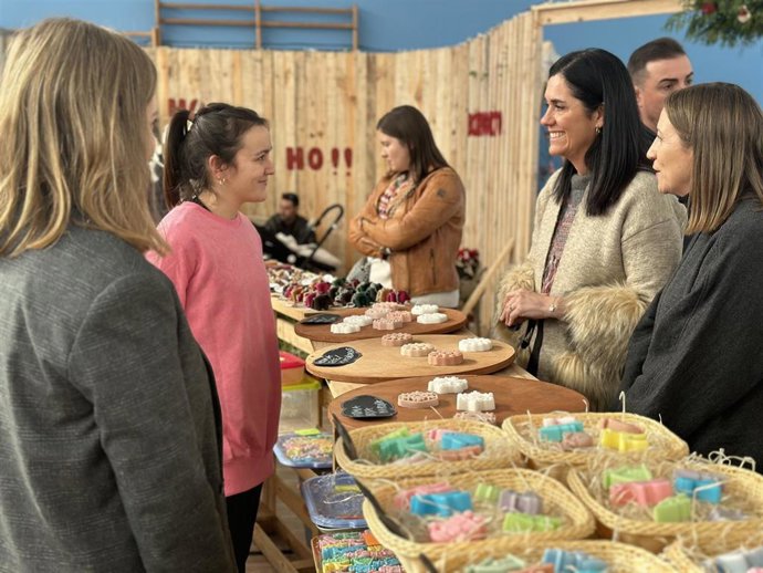 La secretaria general del PPdeG, Paula Prado, en el mercado de Navidad del Ayuntamiento de Boimorto.