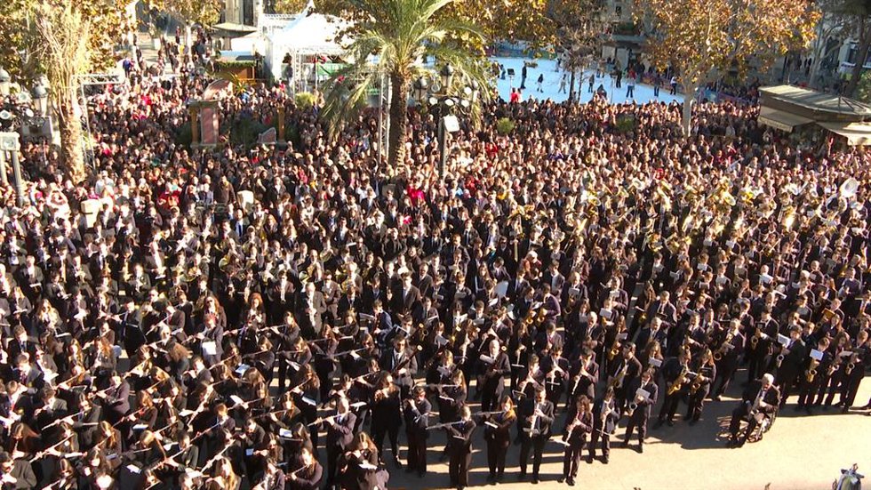 Mil músicos de 20 bandas rinden un homenaje al maestro Serrano