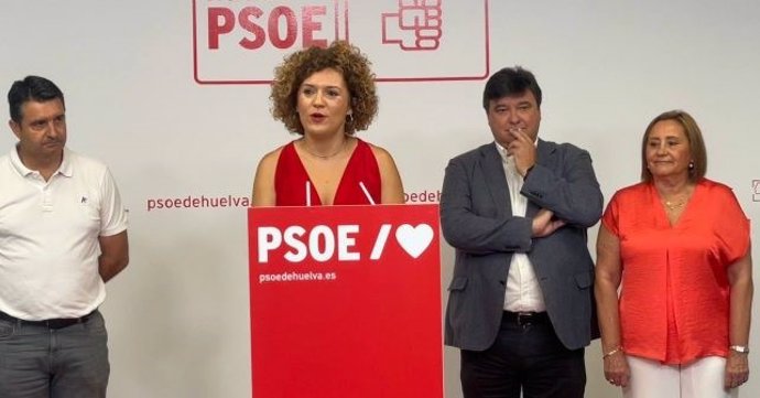 La secretaria general del PSOE de Huelva, María Eugenia Limón, rodeada de Amaro Huelva, Gabriel Cruz y María Luisa Faneca.