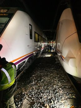 Evacuados los pasajeros tras un choque de dos trenes en los túneles de El Chorro, en Álora