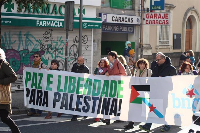 La portavoz del BNG, Ana Pontón, participa en la manifestación 'Paremos o Xenocidio. Galiza con Palestina', en Santiago de Compostela.