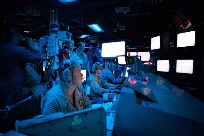 Archivo - October 19, 2023 - Red Sea - Sailors assigned to the Arleigh Burke-class guided-missile destroyer USS Carney (DDG 64) stand watch in the ship's Combat Information Center during an operation to defeat a combination of Houthi missiles and unmanned