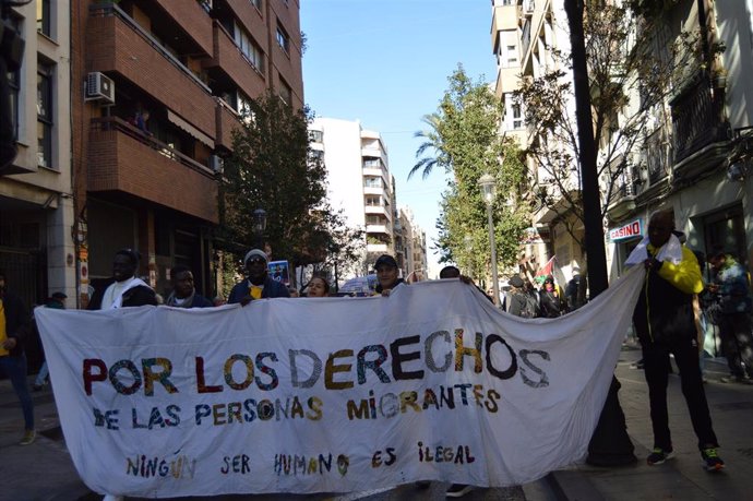 Una protesta exige "políticas dignas" que "no criminalicen" la migración y el cierre de los CIEs