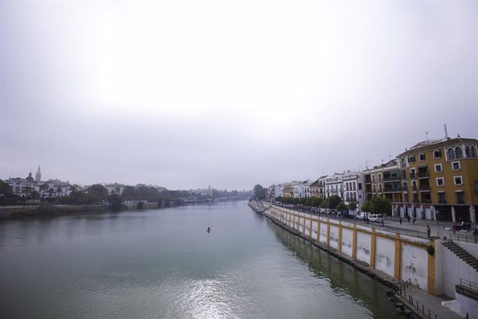 Archivo - La densa neblina se ha instalado sobre el río Guadalquivir, a 13 de marzo de 2023, en Sevilla (Andalucía, España).