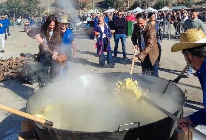 El secretario general del PSOE de Málaga, Daniel Pérez, junto a la diputada nacional y secretaria general del PSOE de Torrox, Mari Nieves Ramírez, en Torrox