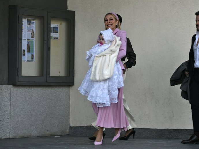 ANA OBREGÓN EN EL BAUTIZO DE SU NIETA, ANA SANDRA