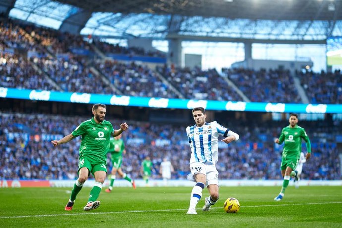 Arsen Zakharyan of Real Sociedad competes for the ball with German Pezzella of Real Betis Balompie during the LaLiga EA Sports match between Real Sociedad and Real Betis Balompie at Reale Arena on December 17, 2023, in San Sebastian, Spain.