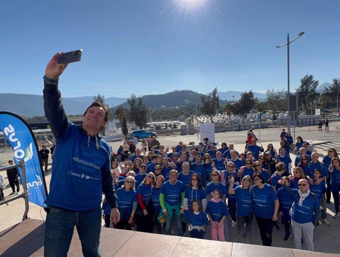El alcalde de Jaén, Agustín González, se hace este domingo un selfie con visitantes a la Rambla del Deporte.