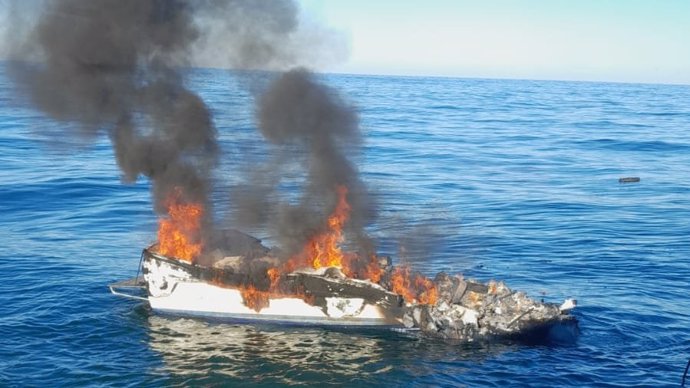 Un barco se incendia y se hunde cerca de la Isla de Mouro.